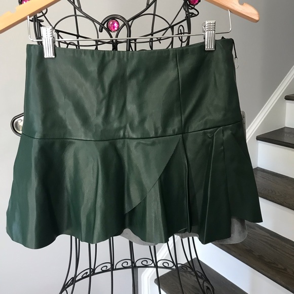 NWT Forever 21 Dark Green Faux Short Skirt - Picture 2 of 6